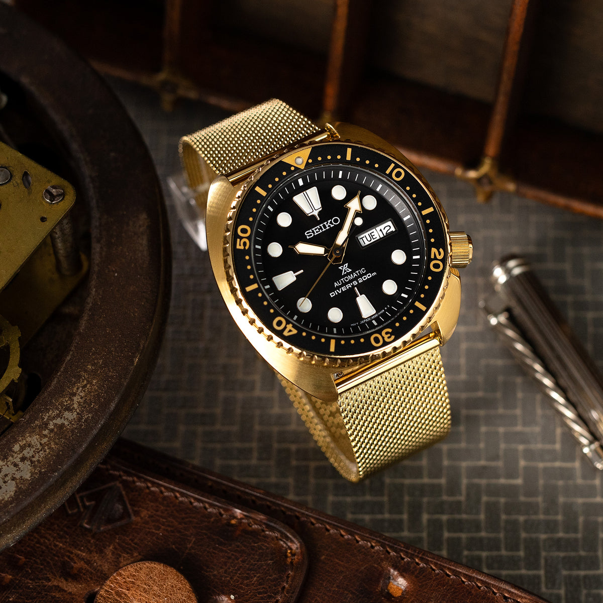 Premium Milanese Mesh Watch Strap in Yellow Gold – Nomad Watch